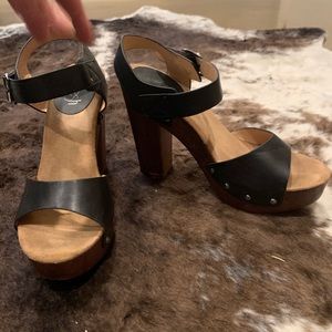 Fresh Black Sandals with wood heels